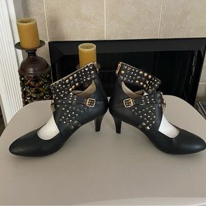 Black Leather bootie in excellent used condition. Size 12M